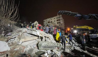 10 ili vuran 7.7’lik depremde hayatını kaybedenlerin sayısı 2 bin 921’e yükseldi