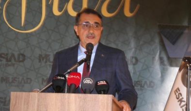 Enerji ve Tabii Kaynaklar Bakanı Fatih Dönmez iftar yemeğinde konuştu